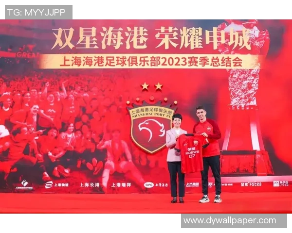 上港足球球迷热情不减共同见证球队荣耀与挑战的旅程